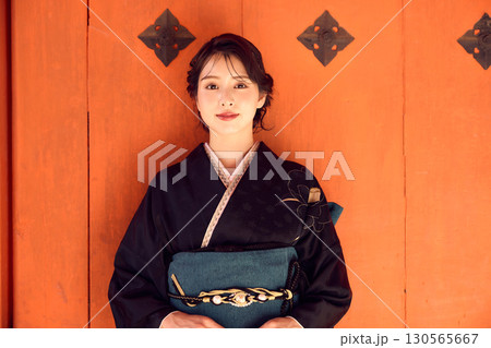 神社で和装を纏う女性のポートレート｜着物・神社・伝統美 130565667