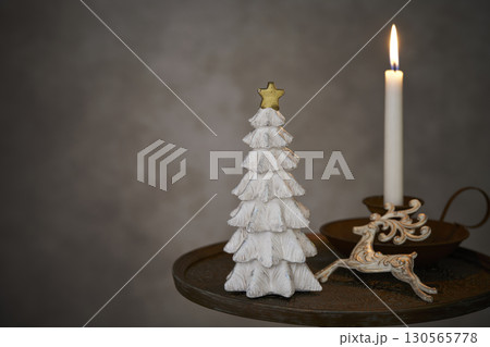 クリスマスイメージ　卓上クリスマスツリー 130565778