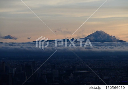 雲海に浮かぶ富士山 130566030