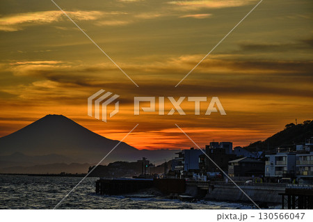 稲村ケ崎公園からの夕焼け富士山 稲村ケ崎公園からの夕焼け富士山 130566047