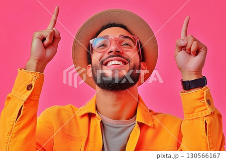 上を指差すテンションの高い笑顔の男性 130566167