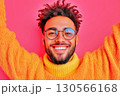 上を指差すテンションの高い笑顔の男性 130566168