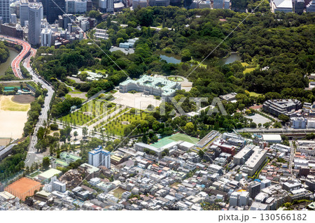 迎賓館赤坂離宮付近を空撮 130566182