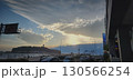 夕暮れ時の空を見上げる 130566254