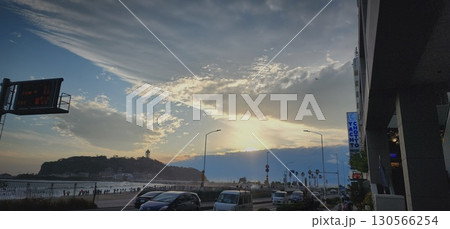 夕暮れ時の空を見上げる 夕暮れ時の空を見上げる 130566254