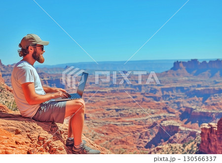 自然の中でPCを使ってリモートワークをする人 130566337