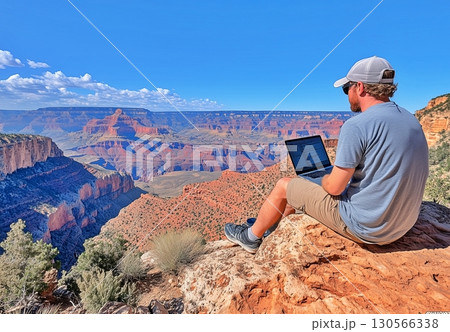自然の中でPCを使ってリモートワークをする人 130566338