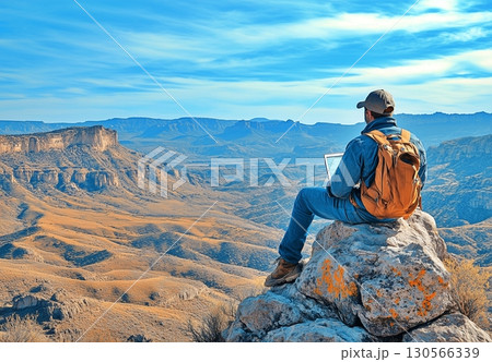 自然の中でPCを使ってリモートワークをする人 130566339