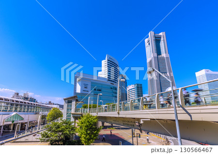 日本の横浜都市景観新景9月8日。桜木町駅前・横浜ランドマークタワーやシルバーリボンデッキなどを望む 130566467