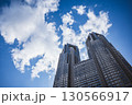 都庁と青空 130566917