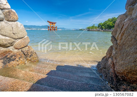 夏の宮島　厳島神社　鳥居 130567082
