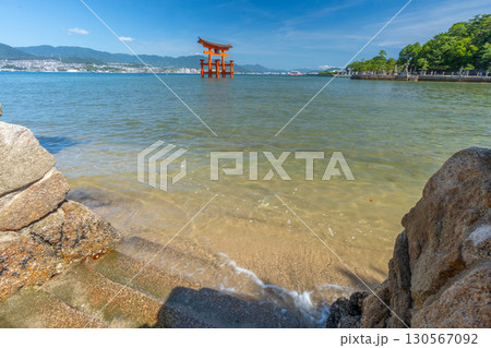 夏の宮島 厳島神社 鳥居 夏の宮島 厳島神社 鳥居 130567092