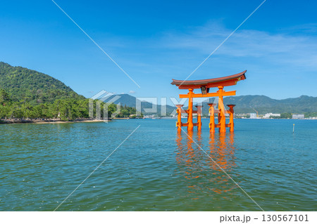夏の宮島 厳島神社 鳥居 夏の宮島 厳島神社 鳥居 130567101