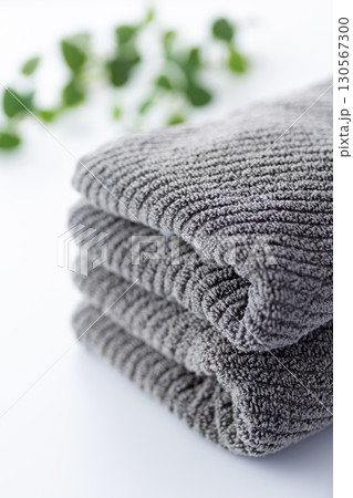 新しいグレーのフェイスタオル 130567300