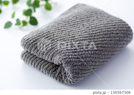 新しいグレーのフェイスタオル 130567306