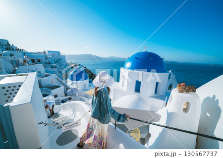 サントリーニのブルードーム 130567737