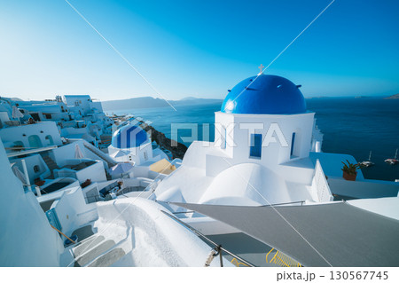 サントリーニのブルードーム 130567745