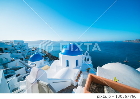 サントリーニのブルードーム 130567766