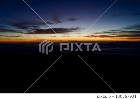 ハワイのマウナ・ケアから見る夜明け 130567931