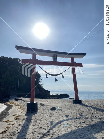 海に映える鳥居と青空 鹿児島・菅原神社 海に映える鳥居と青空 鹿児島・菅原神社 130568229