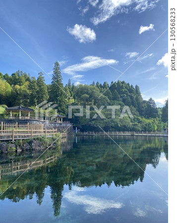 鹿児島の名水スポット　霧島山麓丸池湧水 130568233