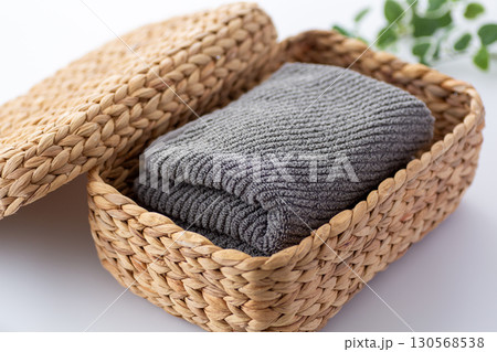 新しいグレーのフェイスタオル 130568538