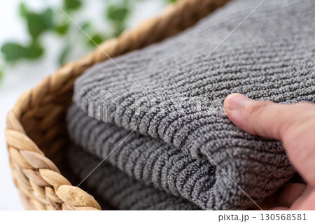 新しいグレーのフェイスタオル 130568581