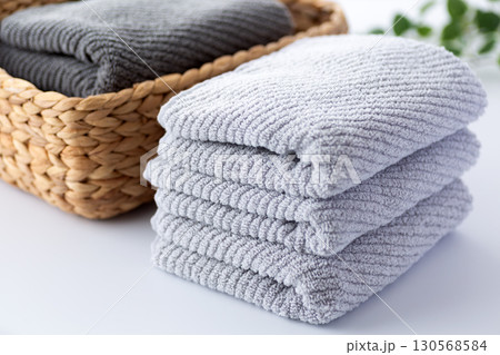 新しいグレーのフェイスタオル 130568584