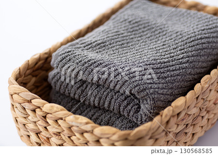 新しいグレーのフェイスタオル 130568585