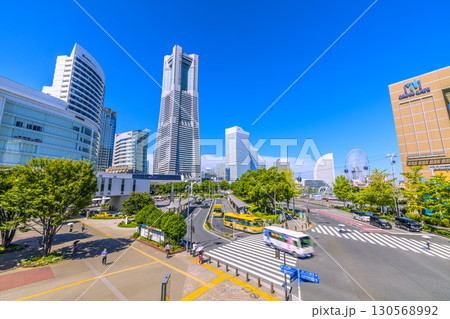 日本の横浜都市景観9月8日。横浜ランドマークタワーやヨコハマエアキャビンの桜木町駅などを望む 130568992