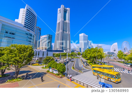 日本の横浜都市景観9月8日。横浜ランドマークタワーやヨコハマエアキャビンの桜木町駅などを望む 日本の横浜都市景観9月8日。横浜ランドマークタワーやヨコハマエアキャビンの桜木町駅などを望む 130568993
