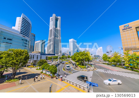 日本の横浜都市景観9月8日。横浜ランドマークタワーやヨコハマエアキャビンの桜木町駅などを望む 日本の横浜都市景観9月8日。横浜ランドマークタワーやヨコハマエアキャビンの桜木町駅などを望む 130569013