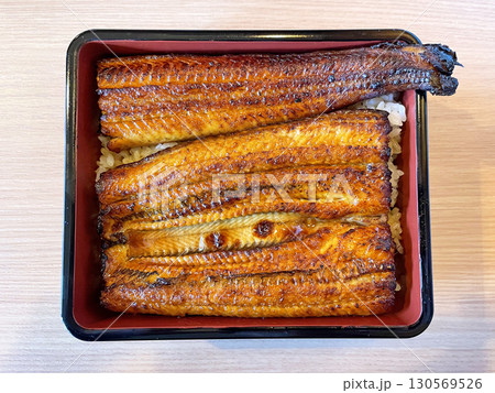 香ばしく焼き上げられたうな重のアップ写真 香ばしく焼き上げられたうな重のアップ写真 130569526