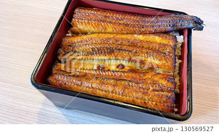香ばしく焼き上げられたうな重のアップ写真 130569527