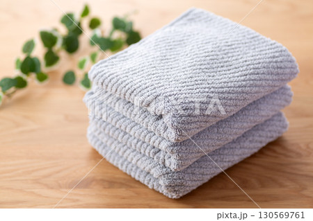 新しいグレーのフェイスタオル 130569761