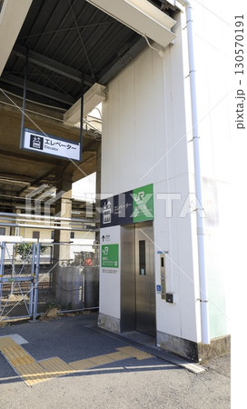 東海道新幹線、JR横浜線の新横浜駅、篠原口 130570191