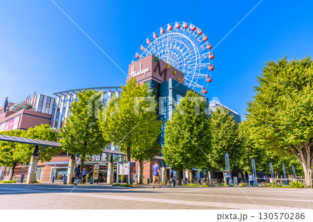 日本の横浜都市景観9月8日。センター北駅前、都築阪急の観覧車などを望む 130570286