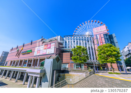 日本の横浜都市景観9月8日。センター北駅前、都築阪急の観覧車などを望む 日本の横浜都市景観9月8日。センター北駅前、都築阪急の観覧車などを望む 130570287