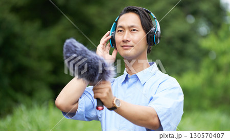 フィールドレコーディングを行う若い男性 130570407