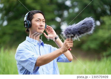 フィールドレコーディングを行う音響スタッフ フィールドレコーディングを行う音響スタッフ 130570409