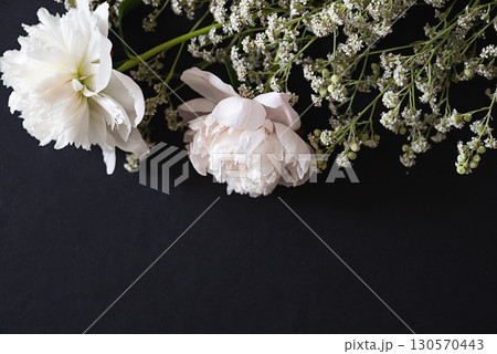 The picture shows white flowers that symbolize the theme of funerals and condolences. The picture shows white flowers that symbolize the theme of funerals and condolences. 130570443