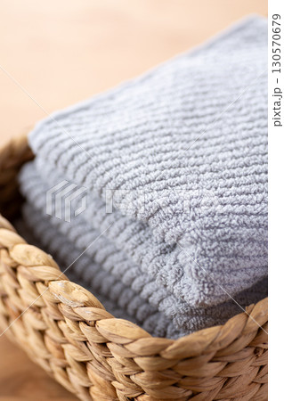 新しいグレーのフェイスタオル 130570679