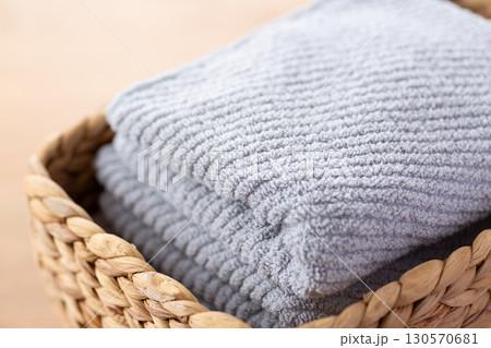 新しいグレーのフェイスタオル 新しいグレーのフェイスタオル 130570681