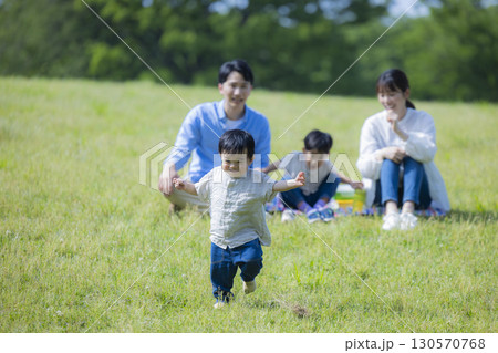 ピクニックするファミリー ピクニックするファミリー 130570768
