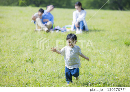 ピクニックするファミリー　 130570774