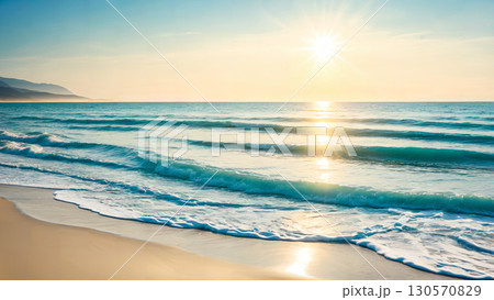 きらめく太陽と穏やかな波打ち際、夏のビーチ風景 130570829