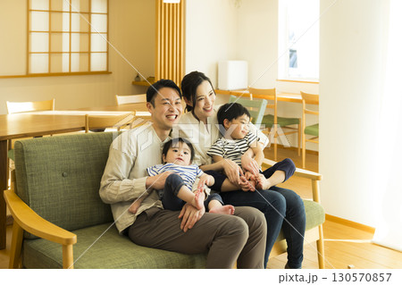 ソファで寛ぐ家族 130570857