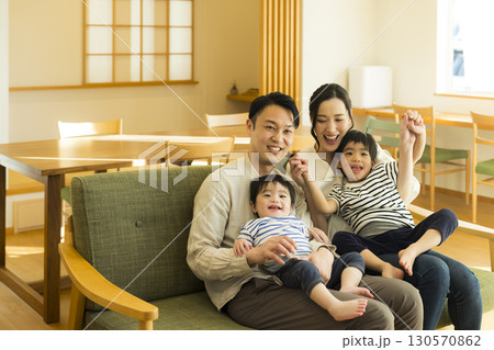 ソファで寛ぐ家族 130570862