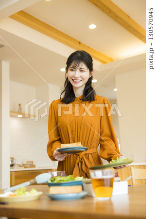 食事を配膳する女性 130570945