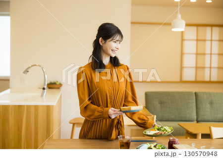 食事を配膳する女性 130570948